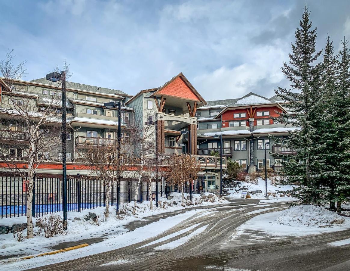 With Pool & Hot Tubs Managed By Little Sister Getaways * Canmore