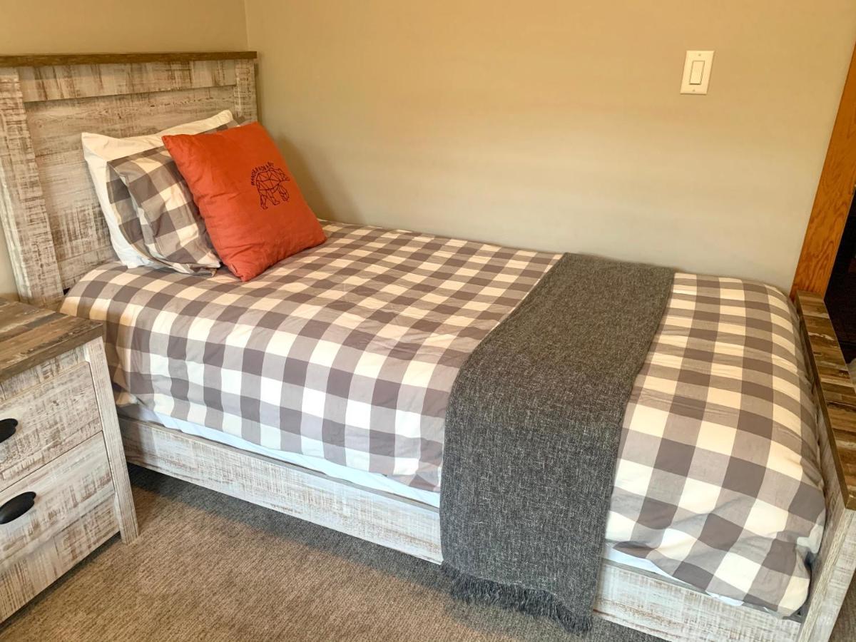 With Pool & Hot Tubs Managed By Little Sister Getaways * Canmore